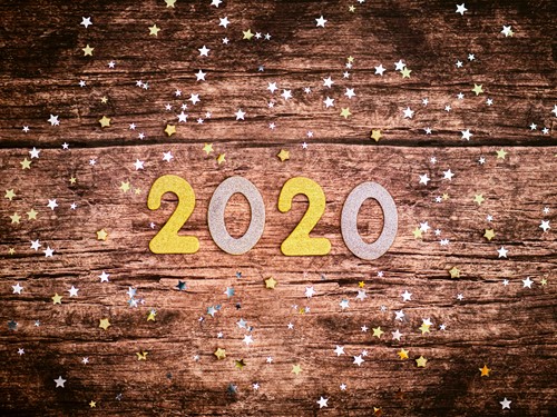 Wooden effect background with 2020 and sparkles 
