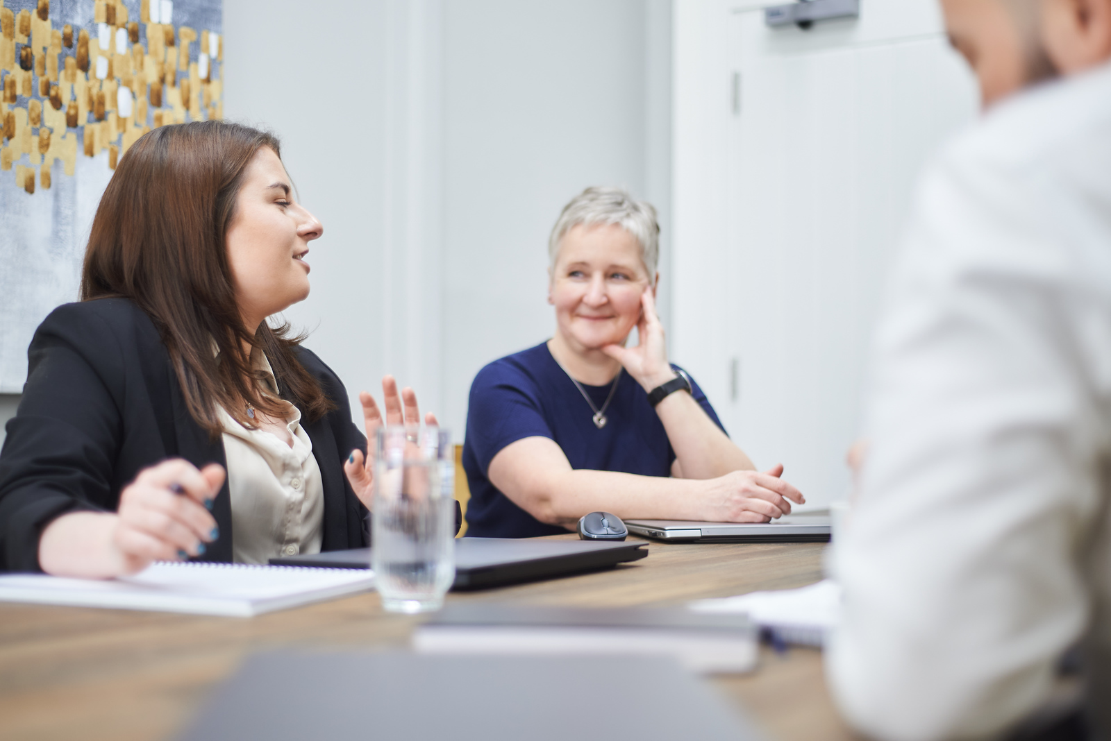 Content Marketing: Marianne and Alison sit at a table in conversation.