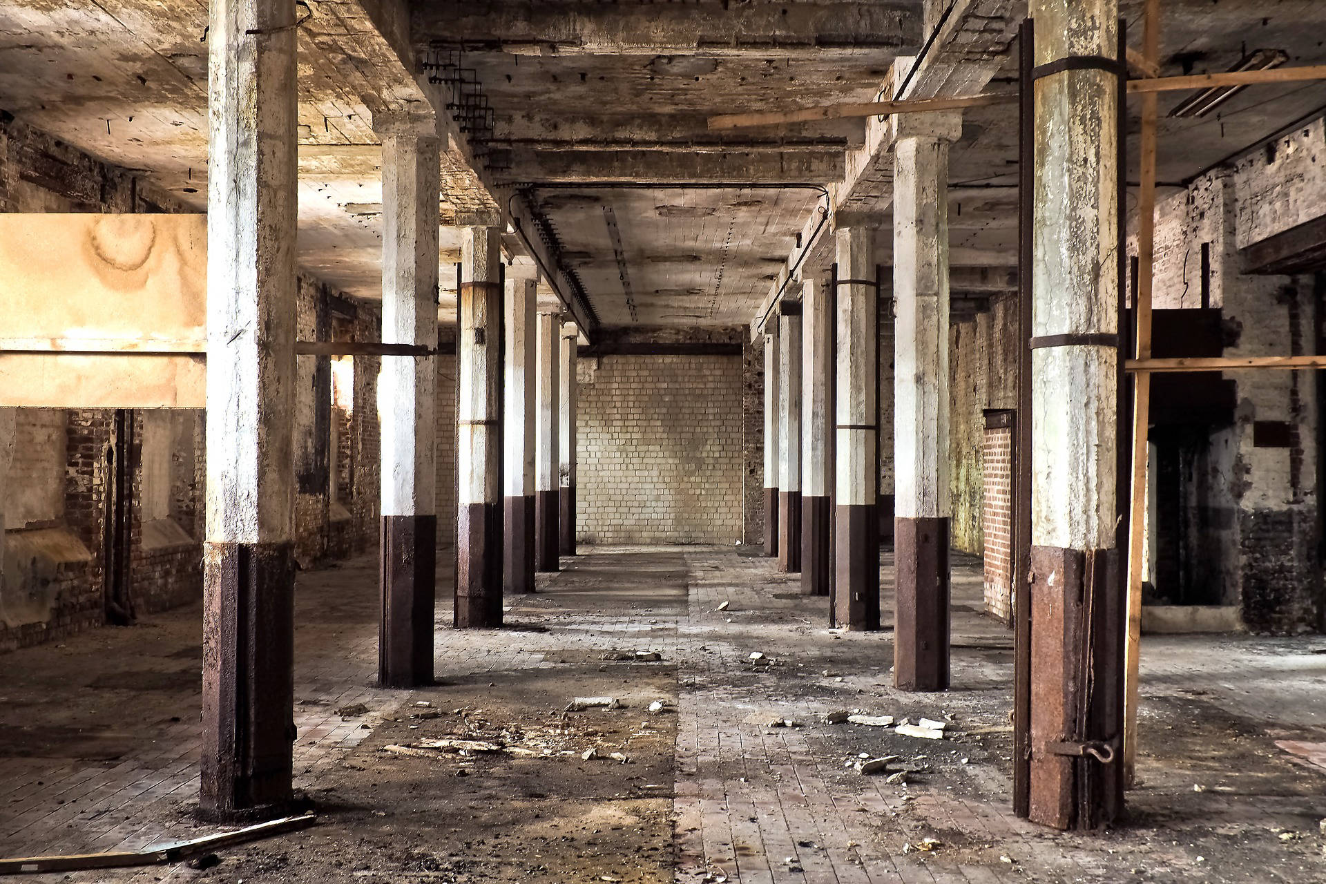 Unoccupied commercial lease building in need of upgrade